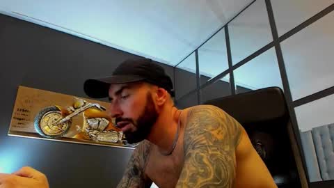 Snapshot of arongrant chatting on November 2025 09:58:01 AM AronGrant online show from November 2025 09:58:01 AM