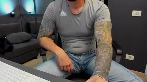 Snapshot of arongrant chatting on November 2025 09:31:01 AM AronGrant online show from November 2025 09:31:01 AM