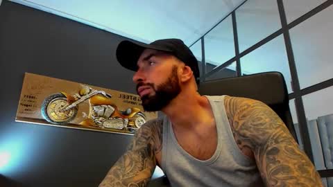 Snapshot of arongrant chatting on November 2025 11:42:01 AM AronGrant online show from November 2025 11:42:01 AM