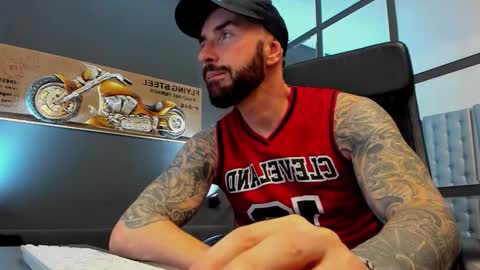 Snapshot of arongrant chatting on November 2025 11:21:02 AM AronGrant online show from November 2025 11:21:02 AM