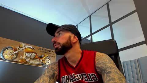 Snapshot of arongrant chatting on November 2025 09:42:02 AM AronGrant online show from November 2025 09:42:02 AM