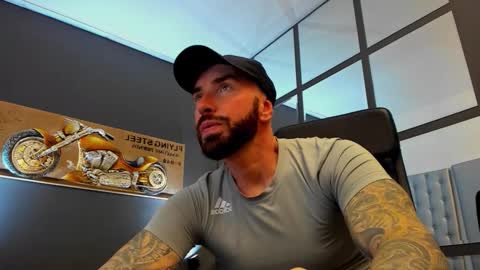 Snapshot of arongrant chatting on November 2025 11:14:01 AM AronGrant online show from November 2025 11:14:01 AM