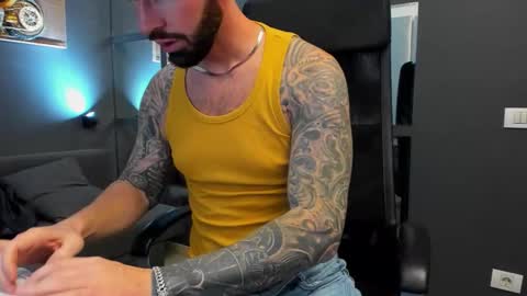 Snapshot of arongrant chatting on December 2025 10:42:01 AM AronGrant online show from December 2025 10:42:01 AM