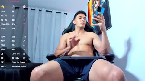 Snapshot of aronvillegas chatting on October 2025 01:25:01 AM online show from October 2025 01:25:01 AM