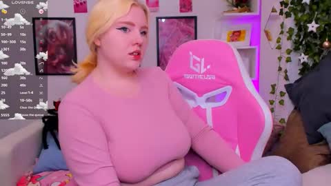 art_lovee_ online show from December 2025 01:35:01 AM