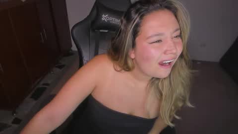 ash_smith1 online show from November 2025 09:57:01 PM