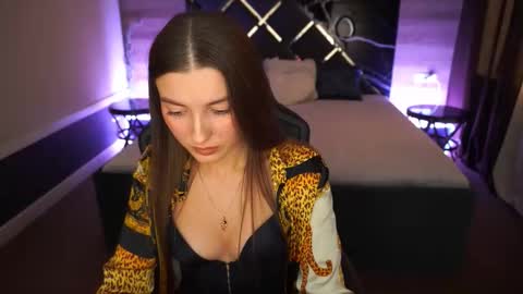 ashleybaee online show from November 2025 01:28:01 PM