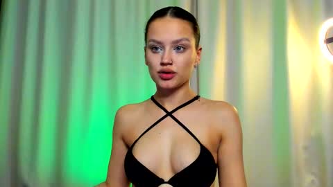 Snapshot of asstetika chatting on October 2025 09:20:01 PM My name is Kiki  Help me with thumbps up please   online show from October 2025 09:20:01 PM