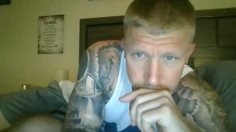 AthleticWhiteboy777 online show from May 2026 04:43:01 AM