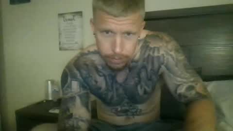 AthleticWhiteboy777 online show from May 2026 04:43:02 AM