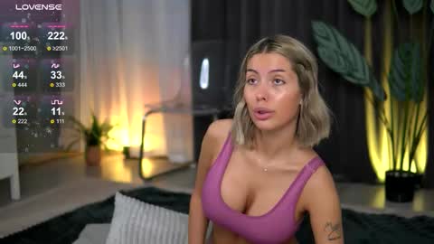 Isabella online show from November 2025 07:31:01 AM