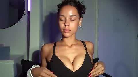 Snapshot of augustlaines chatting on November 2025 08:00:01 PM August online show from November 2025 08:00:01 PM