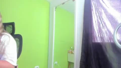 Snapshot of auradivina2 chatting on July 2026 06:34:02 PM Aura Divina online show from July 2026 06:34:02 PM