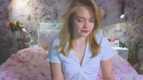 Snapshot of aurora_golden chatting on February 2026 02:38:01 PM Kate online show from February 2026 02:38:01 PM