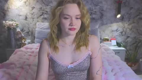 Snapshot of aurora_golden chatting on February 2026 05:25:01 PM Kate online show from February 2026 05:25:01 PM