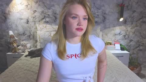 Snapshot of aurora_golden chatting on March 2026 04:57:01 PM Kate online show from March 2026 04:57:01 PM