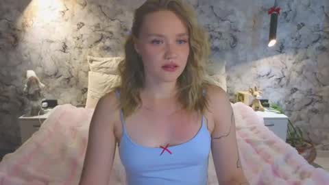 Snapshot of aurora_golden chatting on July 2026 08:43:01 AM Kate online show from July 2026 08:43:01 AM