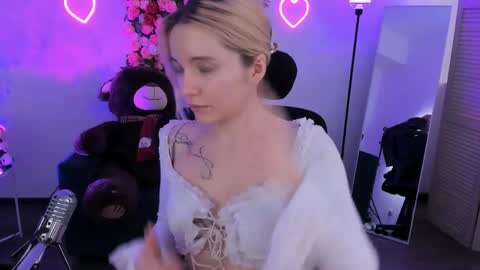 aurorawrenfield online show from April 2026 04:30:02 AM