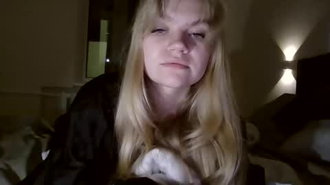 Snapshot of auroraxroses chatting on October 2025 04:57:01 PM AuroraXRoses online show from October 2025 04:57:01 PM