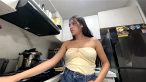 Snapshot of ava_broown chatting on April 2026 01:47:02 AM online show from April 2026 01:47:02 AM