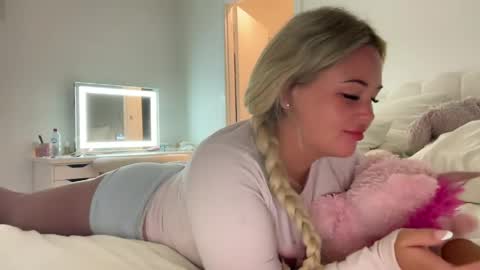 Snapshot of averybabyyx chatting on April 2026 08:03:01 AM ur gf online show from April 2026 08:03:01 AM