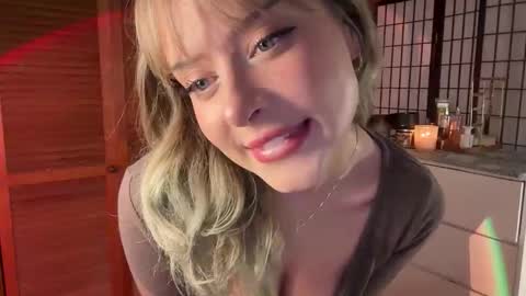 Avery  online show from October 2025 09:26:02 PM