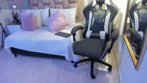 AVIS  online show from January 2025 01:56:01 AM