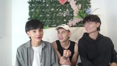 axel_milo_and_kairo online show from November 2025 10:21:02 PM