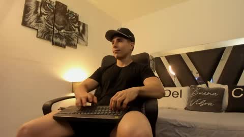 axelmartinezz online show from April 2026 08:11:02 PM