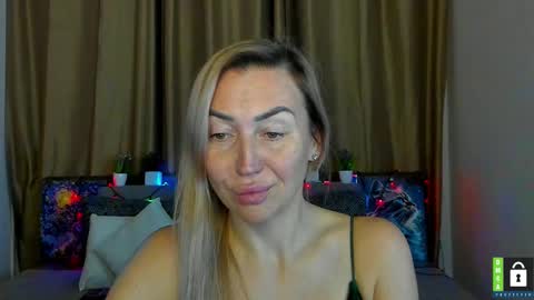 Snapshot of ay_kiss_jully chatting on December 2025 07:53:02 PM Jully online show from December 2025 07:53:02 PM