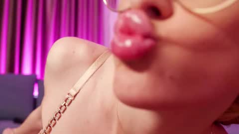 Alessia online show from November 2025 09:27:01 PM