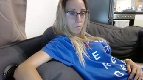 Snapshot of barelylegalblondy chatting on July 2026 04:09:02 PM Lena online show from July 2026 04:09:02 PM