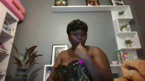 Snapshot of beautie699392 chatting on February 2025 02:34:02 PM Lil stunner online show from February 2025 02:34:02 PM