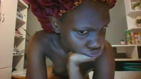 Snapshot of beautie699392 chatting on February 2025 05:35:01 PM Lil stunner online show from February 2025 05:35:01 PM