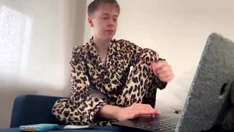 beeb0y online show from September 2025 10:59:02 AM