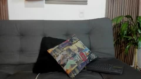 independent model online show from October 2025 03:18:01 AM