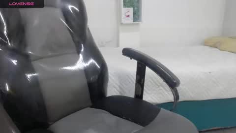 Snapshot of bella_lady_1_ chatting on February 2025 11:37:02 PM lady online show from February 2025 11:37:02 PM