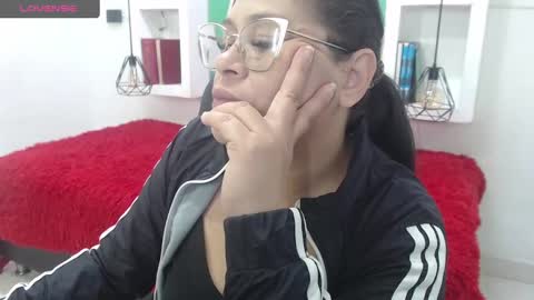 Snapshot of bella_lady_1_ chatting on October 2025 11:27:02 AM lady online show from October 2025 11:27:02 AM