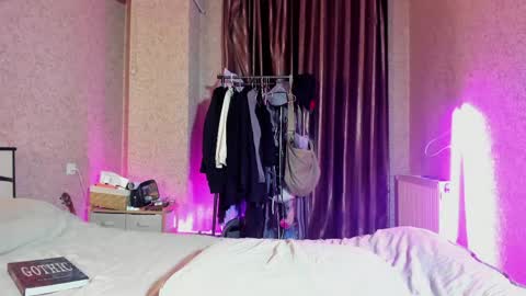 bella sims online show from April 2026 06:24:02 PM