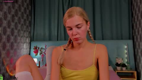 Snapshot of bella_stewartt chatting on September 2025 12:44:02 AM Bella online show from September 2025 12:44:02 AM