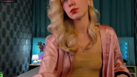 Snapshot of bella_stewartt chatting on September 2025 12:10:01 AM Bella online show from September 2025 12:10:01 AM