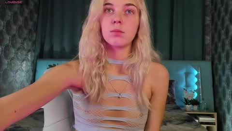 Snapshot of bella_stewartt chatting on September 2025 12:01:02 AM Bella online show from September 2025 12:01:02 AM