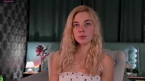 Snapshot of bella_stewartt chatting on September 2025 12:03:01 AM Bella online show from September 2025 12:03:01 AM