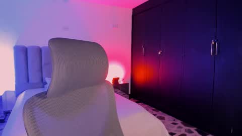 bellaastorm online show from November 2025 09:46:02 PM