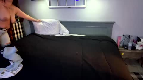 Snapshot of bellabeanz chatting on February 2025 10:50:02 PM Roxy Rain online show from February 2025 10:50:02 PM