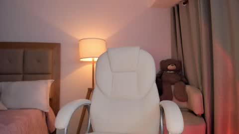 Bella Mia online show from October 2025 12:52:02 AM