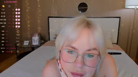 Bella online show from October 2025 01:02:02 AM