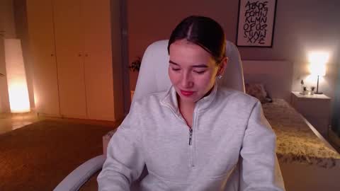 Snapshot of bellla_haddid chatting on October 2025 01:04:02 AM Bella online show from October 2025 01:04:02 AM