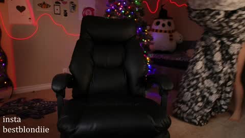 Snapshot of bestblondiiecb chatting on December 2024 08:27:02 PM Chloe Next stream on Friday online show from December 2024 08:27:02 PM