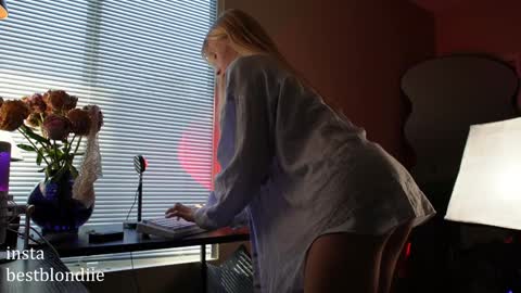 Snapshot of bestblondiiecb chatting on January 2025 11:33:02 PM Chloe Next stream on Friday online show from January 2025 11:33:02 PM